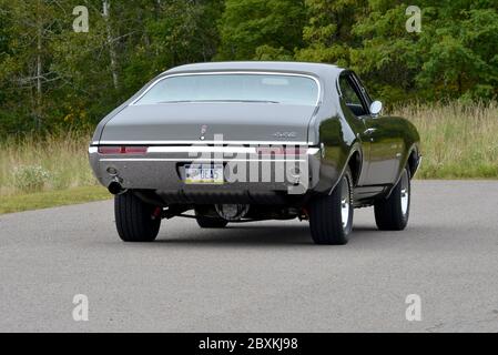 Jade Gold 1968 Oldsmobile 4-4-2 Holiday Coupé Stockfoto