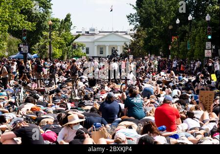 Washington, Usa. Juni 2020. Protestierende versammeln sich außerhalb des Weißen Hauses während der Demonstration.mehrere Proteste wurden durch die jüngste Tötung von George Floyd, einem schwarzen Mann, der in Polizeigewahrsam in Minneapolis, USA starb angespornt.Quelle: SOPA Images Limited/Alamy Live News Stockfoto