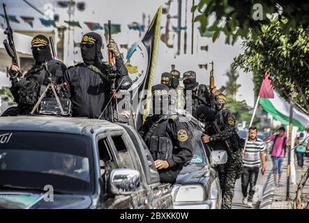 Gaza, Palästina. Juni 2020. Anhänger des Palästinensischen Islamischen Jihad nehmen an einer symbolischen Beerdigung des ehemaligen Generalsekretärs der Bewegung Ramadan Abdullah Shallah in Gaza-Stadt Teil. Shallah starb am Samstagabend in der libanesischen Hauptstadt Beirut nach einem Kampf gegen Krankheit. Quelle: SOPA Images Limited/Alamy Live News Stockfoto