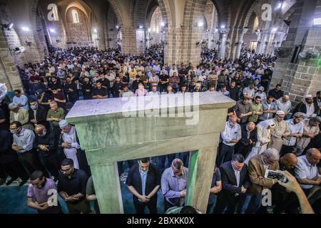 Gaza, Palästina. Juni 2020. Die Palästinenser halten das abwesende Gebet in der Al-Omari Moschee auf der Autorität des ehemaligen Generalsekretärs der Bewegung, Ramadan Abdullah Shallah, in Gaza City ab. Shallah starb am Samstagabend in der libanesischen Hauptstadt Beirut nach der Bekämpfung der Krankheit. Quelle: SOPA Images Limited/Alamy Live News Stockfoto