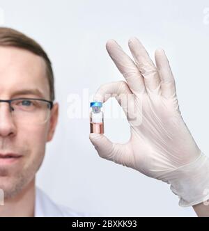 Handschuhhalterimpfstoff. Mann Gesicht Stockfoto