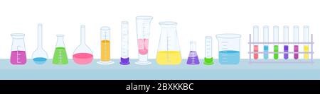 Kolben und Becher, Mikroskop, Gläser. Ausrüstung Labor Wissenschaft Chemie, flache Cartoon-Set. Erlenmeyerkolben, Destillieren, volumetrisch, Reagenzglas. Laborforschungselemente stehen auf dem Tisch. Vektorgrafik Stock Vektor