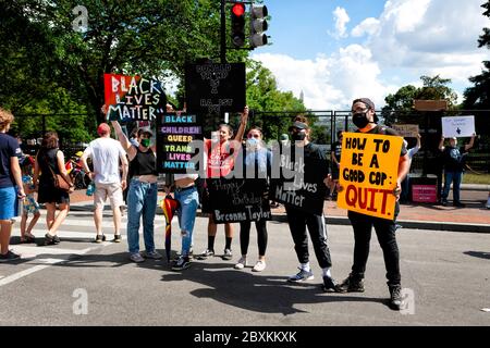 Protest vor dem neuen Black Lives Matter Plaza gegen den Mord an George Floyd, anderen schwarzen Personen durch die Polizei, Washington, DC, USA Stockfoto