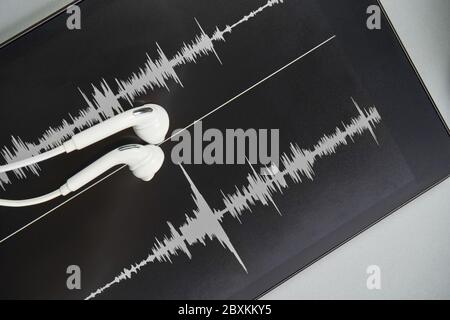 Podcast-Aufnahme. Ohrhörer und Soundtrack. Grau monochrom Stockfoto