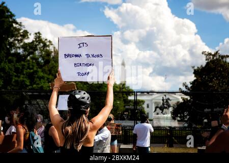 Eine Frau hält ein Schild über Breonna Taylors Geburtstag vor dem Weißen Haus / Lafayette Square in Black Lives Matter Plaza, Washington, DC, USA Stockfoto