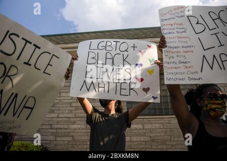 Columbus, Vereinigte Staaten Von Amerika. Juni 2020. Während einer friedlichen Demonstration halten Demonstranten Plakate ab.Familien unterstützen die Bewegung Black Lives Matter bei einem friedlichen Protest für Familien und Kinder nach George Floyds Mord in Columbus. Für die meisten Demonstranten war dies das erste Ereignis, an dem sie sich wohl fühlten, mit ihren Kindern teilzunehmen, da andere Proteste gewalttätig waren. Quelle: SOPA Images Limited/Alamy Live News Stockfoto