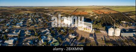 Kimba South Australia 13. September 2019 : Panoramablick auf die kleine Stadt Kimba in South Australia, bekannt als der halbe Punkt in Australien Stockfoto