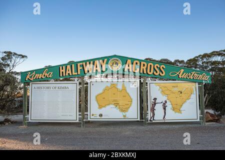 Kimba South Australia 13. September 2019 : Zeichen, das Kimba in South Australia als den halben Punkt in Australien bezeichnet Stockfoto