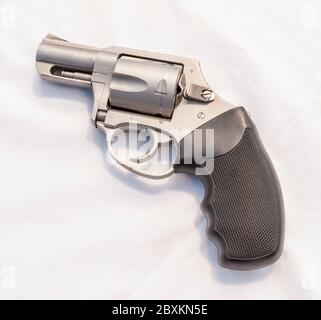 Ein Edelstahl-Snub-Nosed 357 Magnum Revolver auf weißem Hintergrund Stockfoto