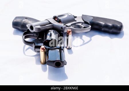 Zwei Revolver, ein 357 Magnum und ein 38 Special mit hohlen Punktkugeln für jeden von ihnen auf weißem Hintergrund Stockfoto