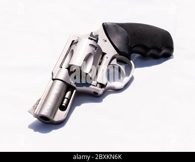 Ein Edelstahl-Snub-Nosed 357 Magnum Revolver auf weißem Hintergrund Stockfoto