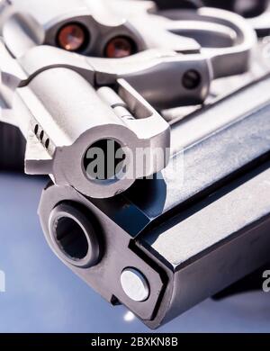 Zwei Handgewehrmuzzles, ein 357 Magnum Revolver auf einer Pistole des Kalibers 40 auf weißem Hintergrund Stockfoto