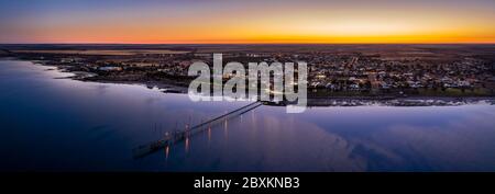 Luftpanorama von Ceduna in Südaustralien bei Sonnenaufgang Stockfoto