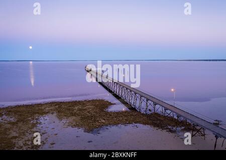 Der Mond und Pier in Ceduna in Südaustralien bei Sonnenaufgang Stockfoto