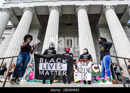 Protest gegen die Ermordung von Menschen mit Farbe durch die Polizei in den USA (Black Lives Matter), im Vermont State House und in den umliegenden Straßen, Montpelier, VT, USA. Stockfoto