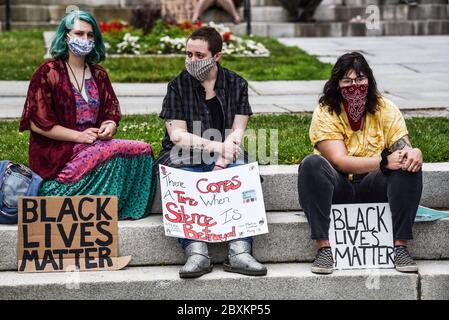 Protest gegen die Ermordung von Menschen mit Farbe durch die Polizei in den USA (Black Lives Matter), im Vermont State House und in den umliegenden Straßen, Montpelier, VT, USA. Stockfoto