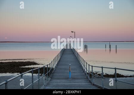 Der Mond und Pier in Ceduna in Südaustralien bei Sonnenaufgang Stockfoto