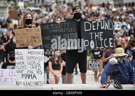 Protest gegen die Ermordung von Menschen mit Farbe durch die Polizei in den USA (Black Lives Matter), im Vermont State House und in den umliegenden Straßen, Montpelier, VT, USA. Stockfoto