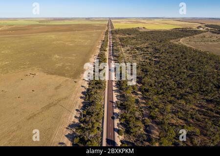 Luftaufnahme der langen geraden Straße, die der Eyre Highway in South Australia ist Stockfoto