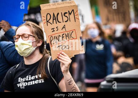 Protest gegen die Ermordung von Menschen mit Farbe durch die Polizei in den USA (Black Lives Matter), im Vermont State House und in den umliegenden Straßen, Montpelier, VT, USA. Stockfoto