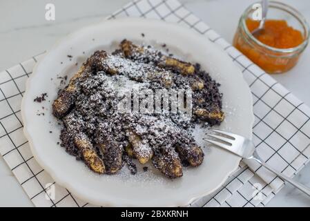 Kartoffelknödel mit Sulznocken mit gemahlener Mohnkerne und Zuckerpulver Stockfoto