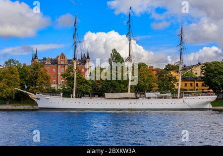 Stockholm, Schweden - 17. September 2017: Admiralty House und Vollschiff, Jugendherberge af Chapman, gebaut 1888, auf der Insel Skeppsholmen vertäut Stockfoto