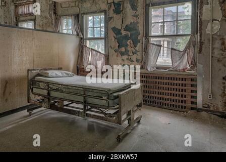 Krankenhausbett im verlassenen Pennhurst Asylum in Pennsylvania, USA Stockfoto