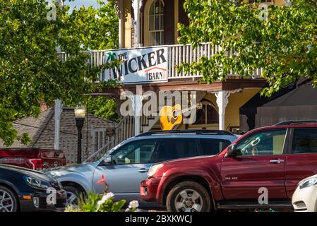 Die Wicker Barn und akustische Keller Guitars in der Innenstadt von Clarkesville, Georgia. (USA) Stockfoto