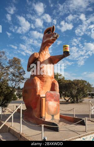 SA WA Grenzübergang South Australia 14. September 2019 : Skulptur von zwei australischen Ikonen, ein rotes Känguru mit einem Glas Vegemite am Stockfoto