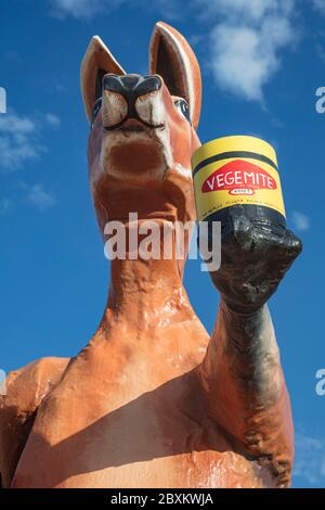 SA WA Grenzübergang South Australia 14. September 2019 : Skulptur von zwei australischen Ikonen, ein rotes Känguru mit einem Glas Vegemite am Stockfoto