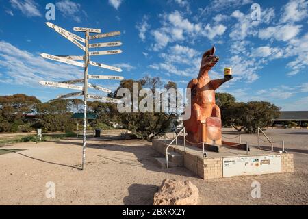 SA WA Grenzübergang South Australia 14. September 2019 : Skulptur von zwei australischen Ikonen, ein rotes Känguru mit einem Glas Vegemite am Stockfoto