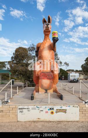 SA WA Grenzübergang South Australia 14. September 2019 : Skulptur von zwei australischen Ikonen, ein rotes Känguru mit einem Glas Vegemite am Stockfoto