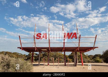 SA WA Grenze South Australia 14. September 2019 : Rote Pavillonstruktur feiert die Grenze zwischen Südaustralien und Westaustralien Stockfoto