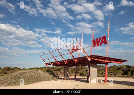 SA WA Grenze South Australia 14. September 2019 : Rote Pavillonstruktur feiert die Grenze zwischen Südaustralien und Westaustralien Stockfoto