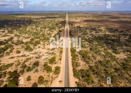 Luftaufnahme des Startens der 90 Meilen geraden Straße, die Australiens längste gerade Straße ist und sich auf der Nullarbor Plain befindet Stockfoto