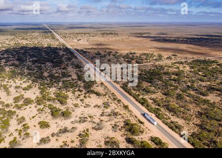 Luftaufnahme des Startens der 90 Meilen geraden Straße, die Australiens längste gerade Straße ist und sich auf der Nullarbor Plain befindet Stockfoto