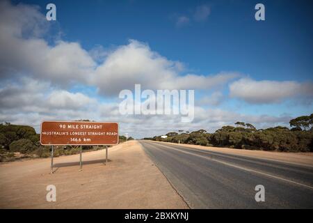 Cocklebiddy Western Australia 15. September 2019 : Schild mit dem Start der 90 Meilen geraden Straße, die Australiens längste gerade Straße A ist Stockfoto