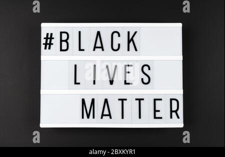 Leuchtkasten mit dem Text SCHWARZ LEBT MATER auf schwarzem Hintergrund. Stockfoto