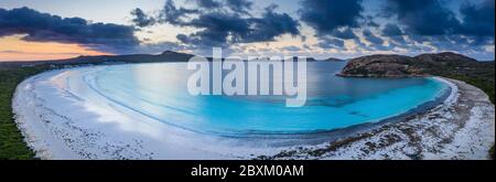 Luftpanorama bei Sonnenaufgang über dem wunderschönen türkisfarbenen Wasser und Strand von Lucky Bay, in der Nähe von Esperance in Western Australia Stockfoto