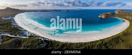 Luftpanorama des wunderschönen türkisfarbenen Wassers und des Strandes von Lucky Bay, in der Nähe von Esperance in Westaustralien Stockfoto