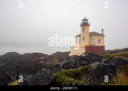 Dichter Nebel umgibt die Coquille Fluss Leuchtturm und die umliegende Landschaft in der Nähe von Bandon, Oregon Stockfoto