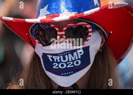 Coronavirus / COVID-19: Weniger als 200 Demonstranten aus Super Happy Fun America (SHFA) hielten einen Protest vor dem Massachusetts State House im Zentrum von Boston, MA, USA ab 05/30/2020. Stockfoto