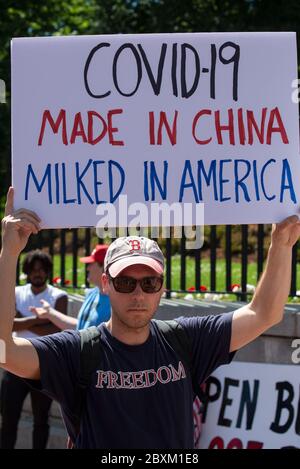 Coronavirus / COVID-19: Weniger als 200 Demonstranten aus Super Happy Fun America (SHFA) hielten einen Protest vor dem Massachusetts State House im Zentrum von Boston, MA, USA ab 05/30/2020. Stockfoto