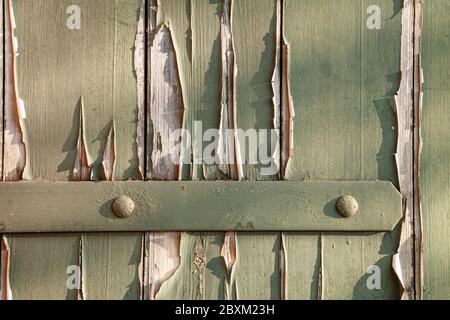 Abblätternde Farbe auf alte Holztür Stockfoto