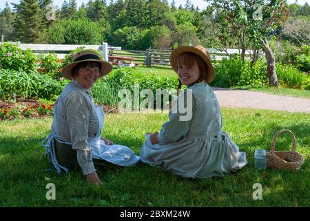 Schauspieler in den Charakteren von Anne Shirley (Anne of Green Gables) und Marilla Cuthbert. Green Gables Heritage Place, Cavendish, PEI, Kanada Stockfoto