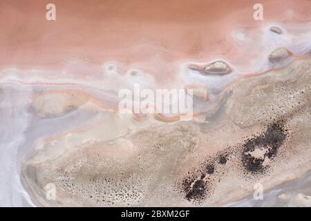 Abstrakter Blick von oben auf einen großen rosa Salzsee, der sich neben dem Highway 40 in der Region mit dem Weizengürtel von Western Australia befindet Stockfoto