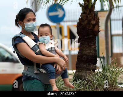 Kinder, die Masken tragen, um sich vor dem Coronavirus zu schützen, COVID-19, 2020, Hongkong, China. Stockfoto