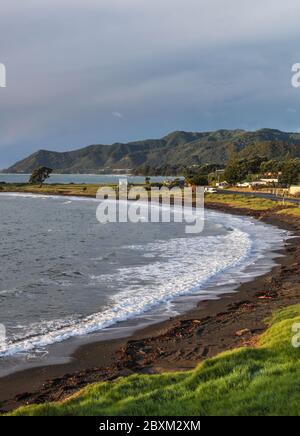 Seascape in Te Kaka in der Bay of Plenty auf der Nordinsel Neuseelands. Ein abgelegenes Küstengebiet in Neuseeland. Stockfoto