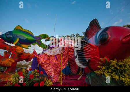 Junge Mädchen in pollera auf der jährlichen Veranstaltung "El desfile de las mil polleras" (tausend polleras) in Las Tablas, Los Santos Provinz, Republik Panama. Stockfoto