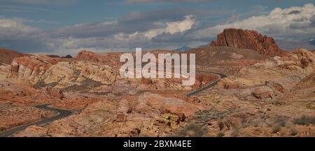 Rainbow Vista - Ein Abschnitt des Valley of Fire in Nevada, der aus verschiedenen Farben von Sandstein und anderen Felsen besteht Stockfoto